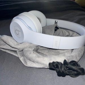 Beats by Dr. Dre Solo3 Wireless Over the Ear Headphones - White